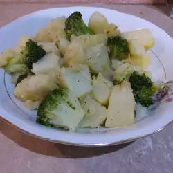 Задушени картофи с броколи