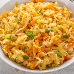 Задушено зеле с моркови и лук за гарнитура