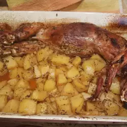 Печен заек с плънка и картофи на фурна