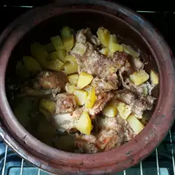 Печен заек с картофи