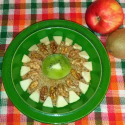 Закуска от булгур с ябълки, орехи и киви