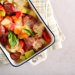 Наденица със зеленчуци и моцарела на фурна