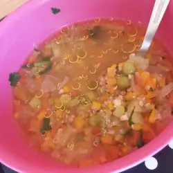 Бърза зеленчукова супа с киноа