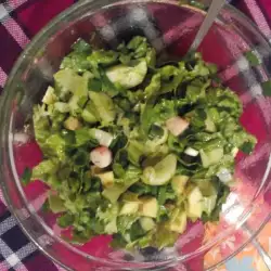 Зелена салата с авокадо