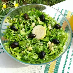 Зелена салата с кисели тиквички
