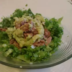 Зелена салата с риба тон и сос от авокадо