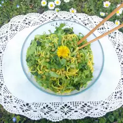 Свежа зелена салата със златни спагети и грах
