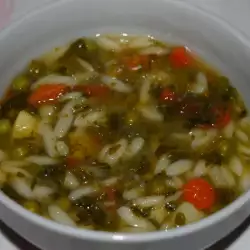 Макаронена супа и домати