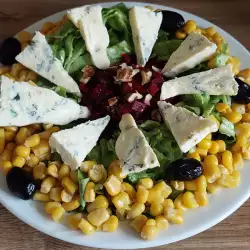 Зелена салата със синьо сирене