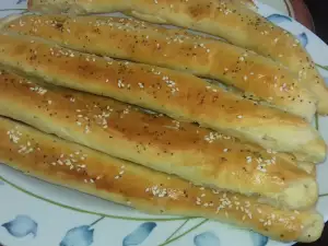 Вкусни пръчици с колбас и кашкавал