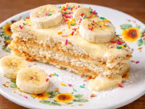 Бяла бисквитена торта с бананов крем