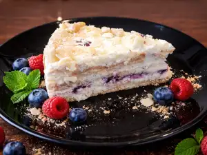 Бърза бисквитена торта с боровинки