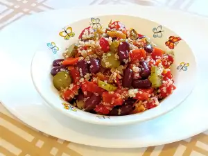 Боб с киноа и зеленчуци