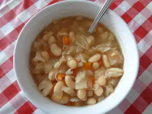 Боб с кисело зеле и моркови
