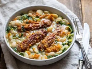 Боб яхния с наденица по италиански