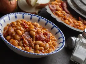 Боб с пастърма и бекон на фурна