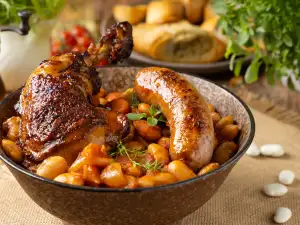 Боб с пиле и наденица по френски