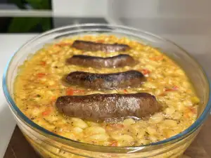Боб с наденица по мъжки