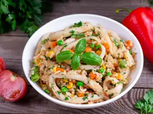 Калмари с ориз и зеленчуци на тиган