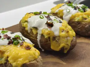 Пълнени картофи с чедър, бекон и крем фреш