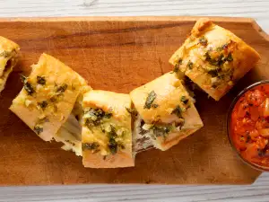 Чесново хлебче с пиле, моцарела и домати