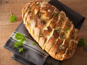 Чесново парти хлебче с разтопено сирене - само за 20 минути