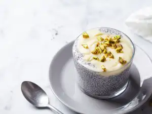 Чиа пудинг с бял шоколад и шамфъстък