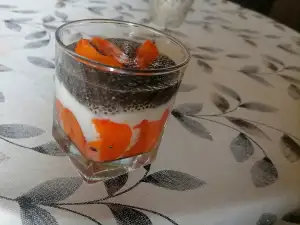 Здравословна закуска с кайсии и чия