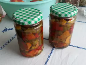 Мариновани чушки с моркови и чесън