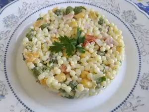 Салата с кускус, грах и шунка