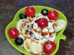 Десерт с биволско мляко, вишни и касис