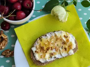 Здравословна закуска с мед и орехи