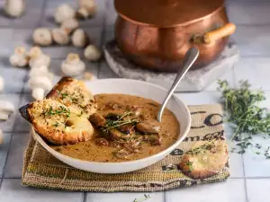 Френска супа с гъби, лук и крутони