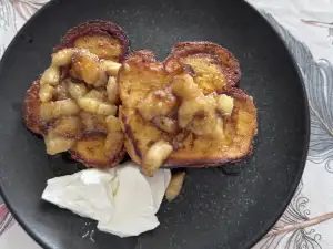 Френски тост от козунак и карамелизирани банани