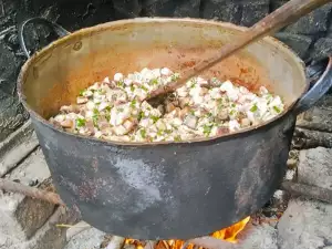 Гъби със зелен лук в буркани