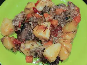 Лесен телешки гулаш с картофи и шафран
