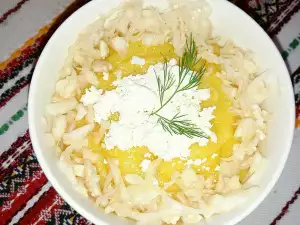 Качамак с кисело зеле, карфиол и сирене