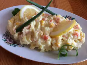 Салата от пресни картофи, мариновани моркови и царевица