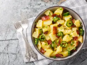 Картофена салата с бекон и люто чушле