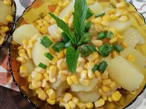 Картофена салата с царевица и зелен лук