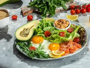 Здравословна кето салата с авокадо и сьомга