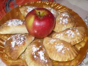 Кифлички с извара и ябълки