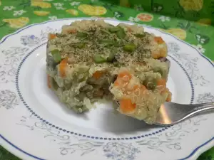 Салата с киноа, грах и моркови