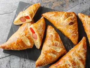 Тригълни кренвиршки с кашкавал