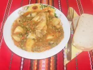 Крилца с грах, моркови и картофи