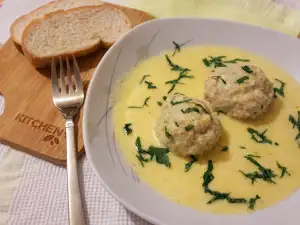 Бабините кюфтета с бял сос