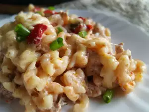 Макарони с кайма, домати и сметана