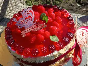 Елегантна малинова торта