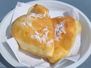 Пухкави триъгълни мекици с пудра захар