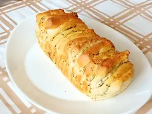 Надиплено чесново хлебче